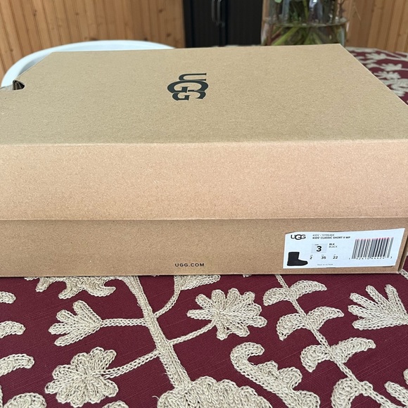 NWT NIB UGG Unisex Child Classic Short II Waterproof kids size 3 (black) - Picture 6 of 12